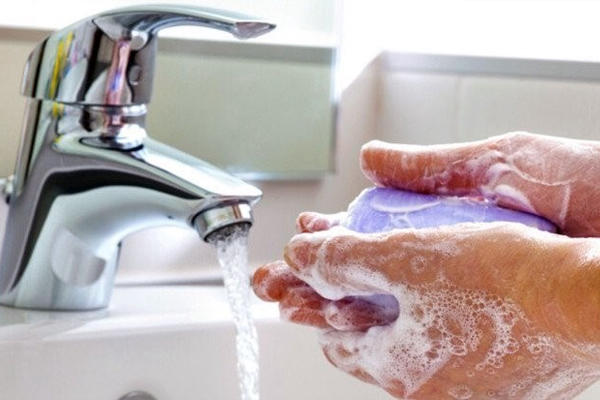 Khi bột thông cống dính vào tay hãy rửa tay thật nhiều lần
