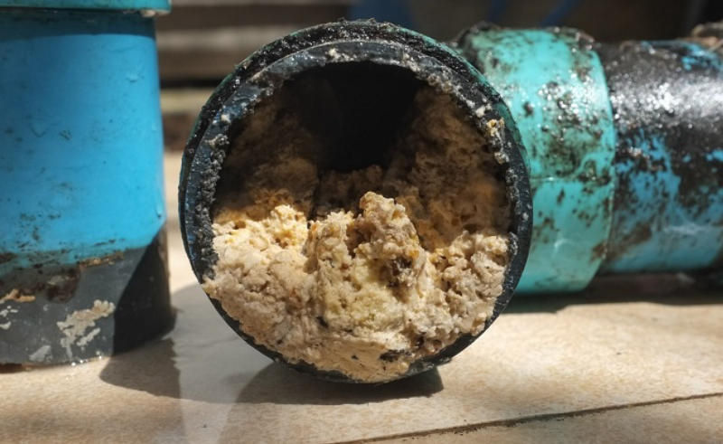 Đường ống nước thải bị mắc kẹt bởi chất thải rắn