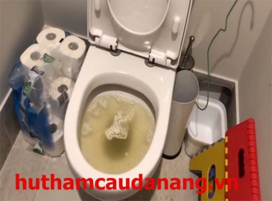 bồn cầu thoát nước chậm khi xả