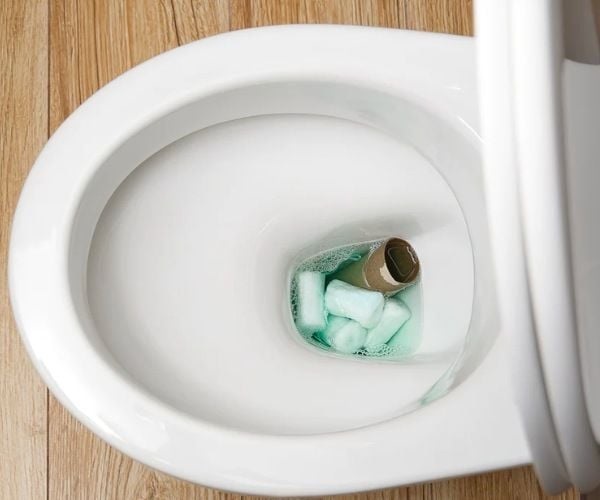 dị vật rơi vào bồn cầu