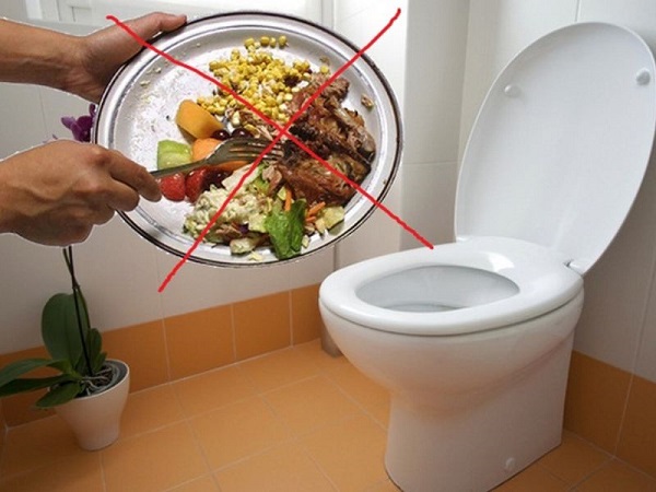 ĐỔ THỨC ĂN THỪA XUỐNG BỒN CẦU