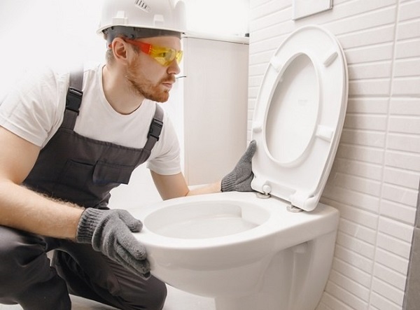 Tác hại của việc tự xử lý nghẹt bồn cầu không đúng cách