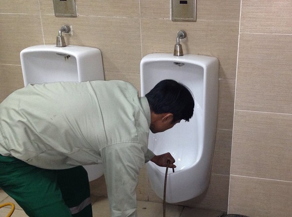 thông nghẹt bồn cầu