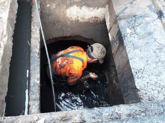 kierm tra và vệ sinh hố ga sau khi nạo vét xong