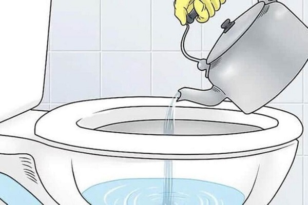 thông bồn cầu bằng nước nóng