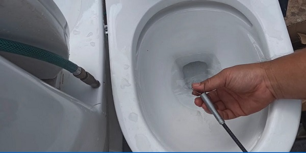 thông bồn cầu bằng dây lò xo
