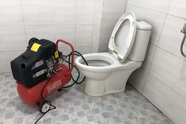 thông bồn cầu bằng máy nén khí