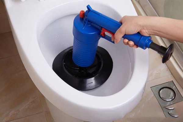 thông nghẹt bồn cầu bằng súng khí nén