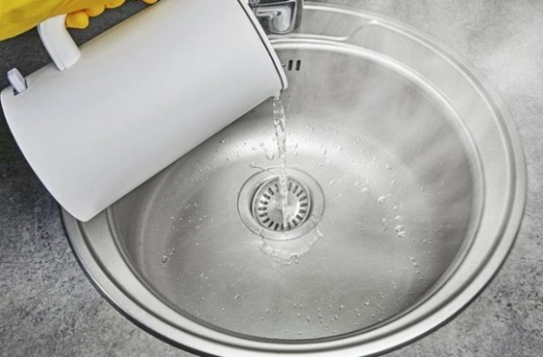 cách thông cống nhà tắm bằng nước sôi