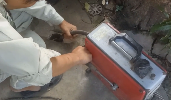 thông cống nghẹt bằng máy lò xo